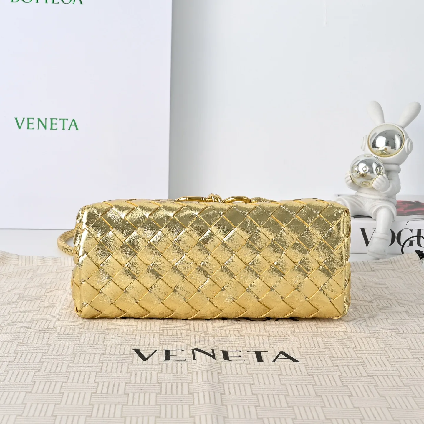 The 2023 new Andiamo batch of 1860 BV has been shipped‼ ️Really popular🔥The new Andiamo woven handbag launched by Bottega Veneta this season is really popular all over the world! ! Celebrities at home and abroad have worn it, and Oscar-winning actress Michelle Yeoh has taken it out on the street. Song Jia, Trai Yara, Yu Feihong, Sanji Ayaka, Rosie Hunting-Whiteley, Yoshioka Riho, etc. have all picked up this bag. It is classic and versatile, showing off its temperament, and the bag capacity is also large, which is very convenient for daily commuting! ! A variety of carrying methods, the shoulder straps can be adjusted by yourself, the original lambskin feels soft and delicate, and the unisex style breaks the gender boundaries and brings a more practical and longer-lasting use experience. Andiamo, which has both elegant and casual styles, perfectly interprets the true appearance of "fashionable old money style". Style number: 7463 Size: 25*22*10.5cm